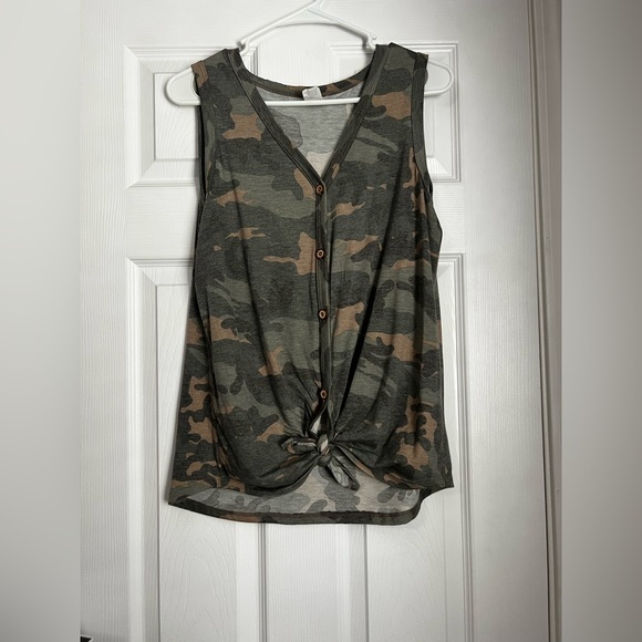 Womens camo Vneck tank‎ - Picture 2 of 5